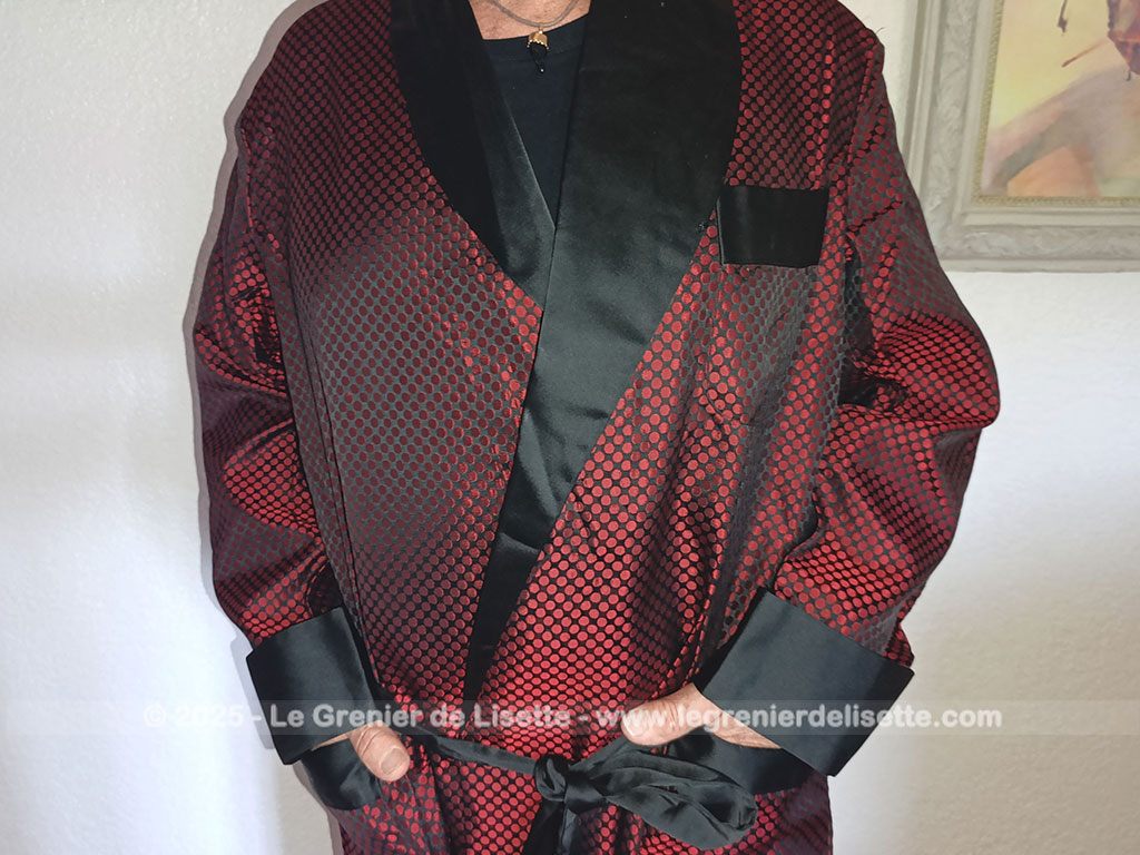 Voici une véritable veste d'intérieur pour homme en tissus satiné jacquard rouge et noir décoré de large bandes de satin noir et portant l'étiquette de la célèbre maison des maitres-tailleur "Lacazes Frères" à Lourdes. Une très belle pièce vintage !