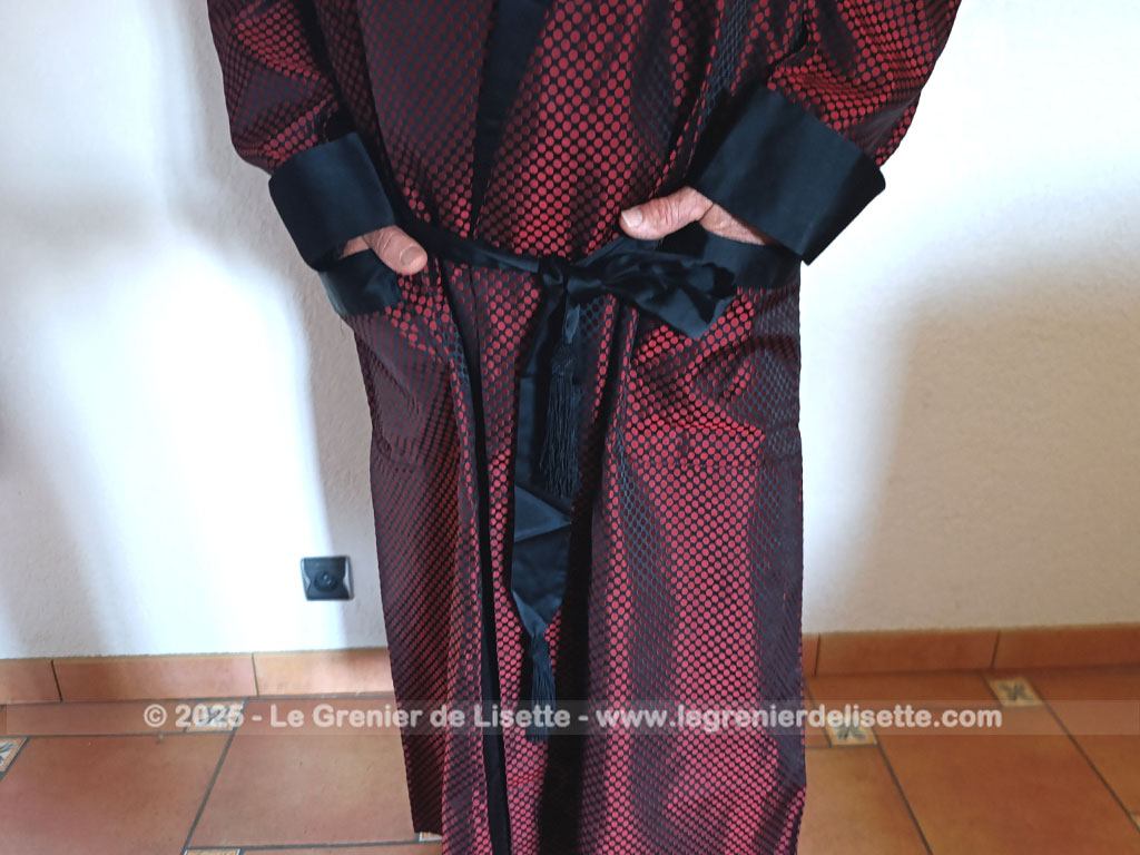 Voici une véritable veste d'intérieur pour homme en tissus satiné jacquard rouge et noir décoré de large bandes de satin noir et portant l'étiquette de la célèbre maison des maitres-tailleur "Lacazes Frères" à Lourdes. Une très belle pièce vintage !