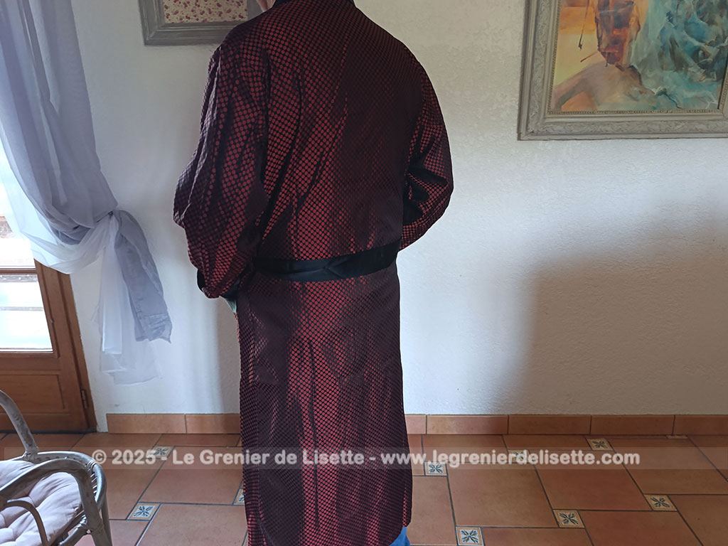 Voici une véritable veste d'intérieur pour homme en tissus satiné jacquard rouge et noir décoré de large bandes de satin noir et portant l'étiquette de la célèbre maison des maitres-tailleur "Lacazes Frères" à Lourdes. Une très belle pièce vintage !