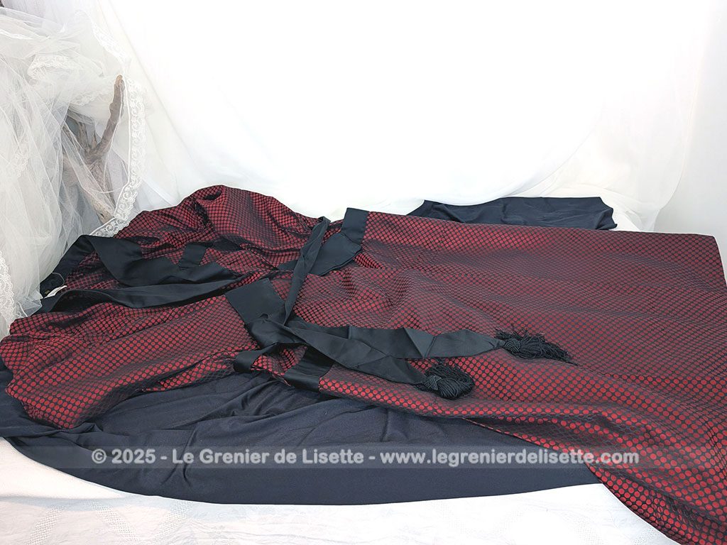 Voici une véritable veste d'intérieur pour homme en tissus satiné jacquard rouge et noir décoré de large bandes de satin noir et portant l'étiquette de la célèbre maison des maitres-tailleur "Lacazes Frères" à Lourdes. Une très belle pièce vintage !