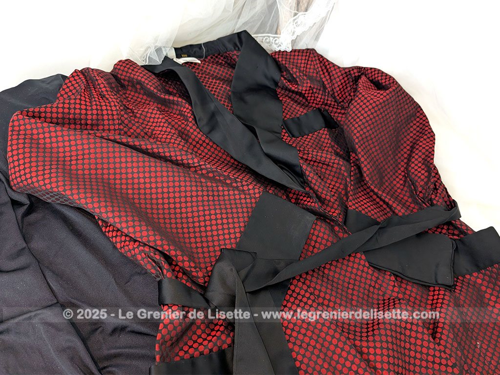 Voici une véritable veste d'intérieur pour homme en tissus satiné jacquard rouge et noir décoré de large bandes de satin noir et portant l'étiquette de la célèbre maison des maitres-tailleur "Lacazes Frères" à Lourdes. Une très belle pièce vintage !