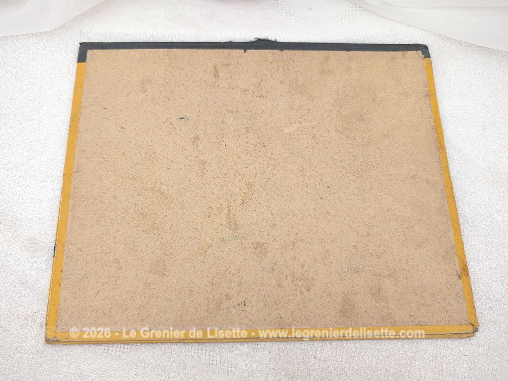 Voici un almanach des Postes et Télégraphes pour l'année 1947 avec une couverture cartonnée usagée indiquant les mois et un dos vierge. Pas de feuillet intérieur. Que de charme dans ces images usées par le temps !