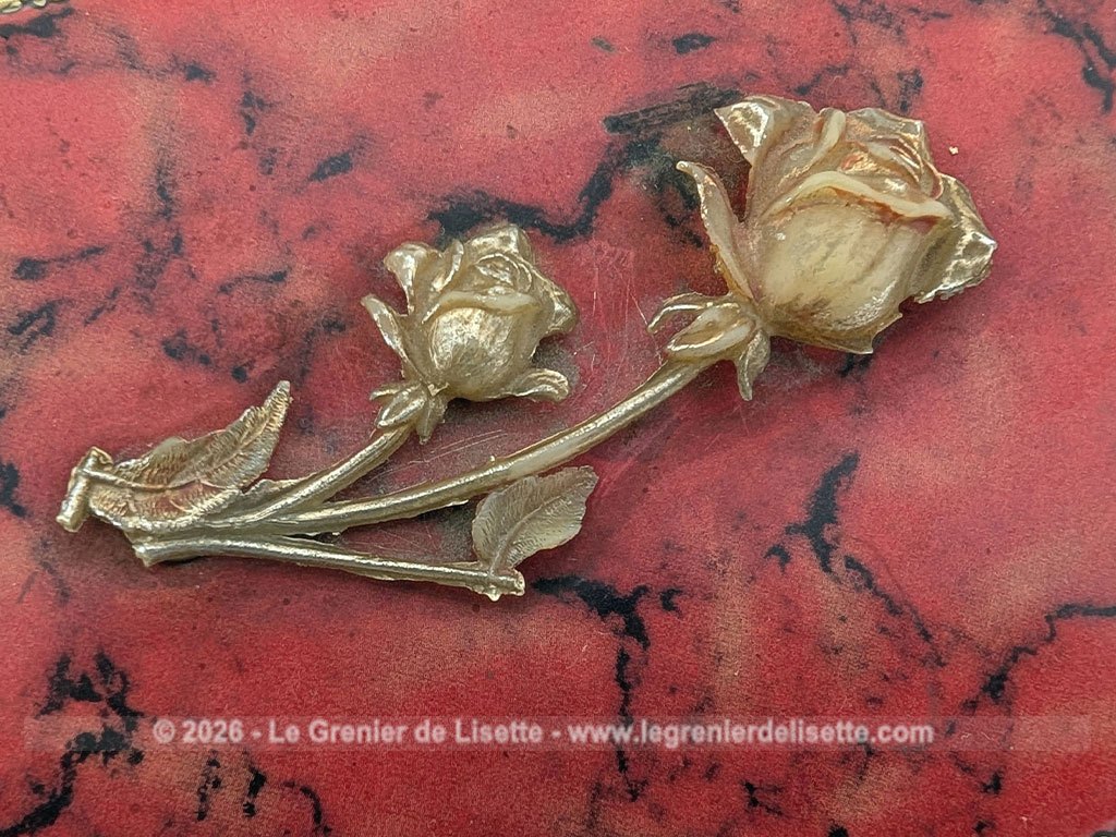 De forme rectangulaire, voici une ancienne belle boite métallique sérigraphiée en rouge, noir et or avec sur le couvercle une fleur dorée en relief et ses 4 pieds ouvragés