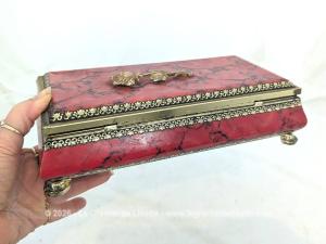 Ancienne boite métal décor rose relief pieds ouvragés