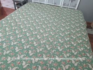 Beau couvre-lit boutis matelassé dessin volutes fond vert