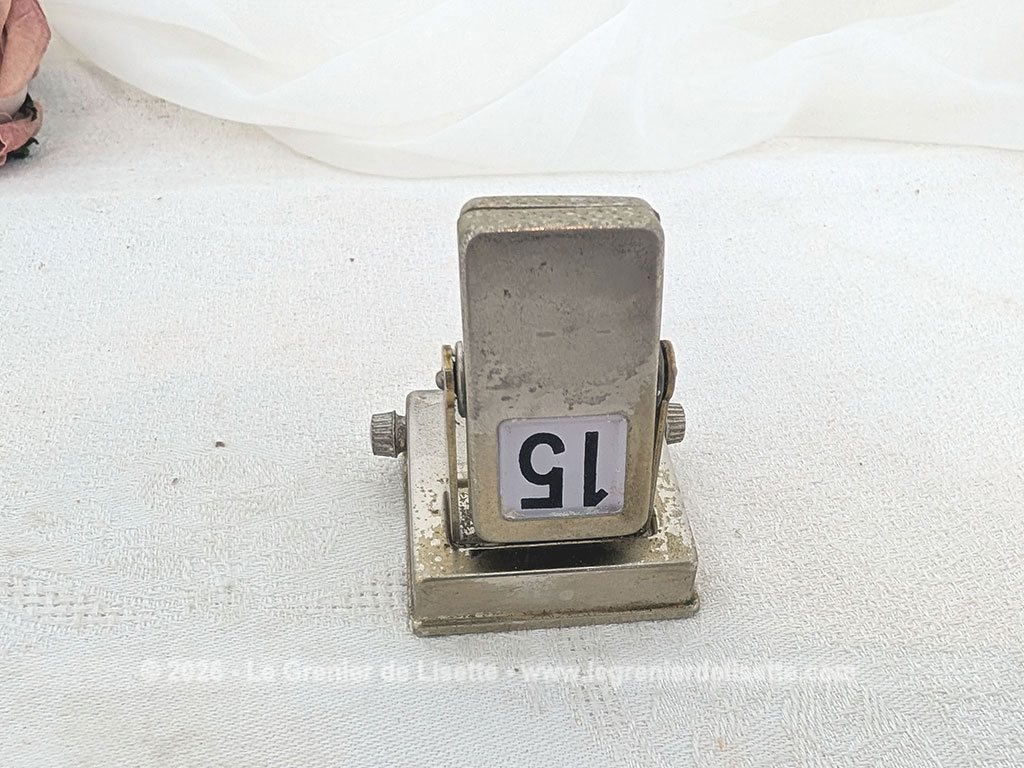 Parfait pour une déco de bureau vintage, voici le fameux calendrier perpétuel qu'on ne change jamais car il suffit de le faite basculer le matin pour changer le jour, et c'est reparti. Il est métal, usé par le temps mais toujours fonctionnel !