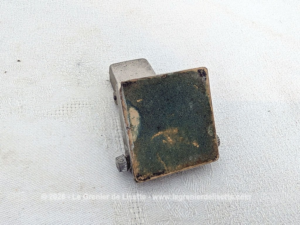 Parfait pour une déco de bureau vintage, voici le fameux calendrier perpétuel qu'on ne change jamais car il suffit de le faite basculer le matin pour changer le jour, et c'est reparti. Il est métal, usé par le temps mais toujours fonctionnel !