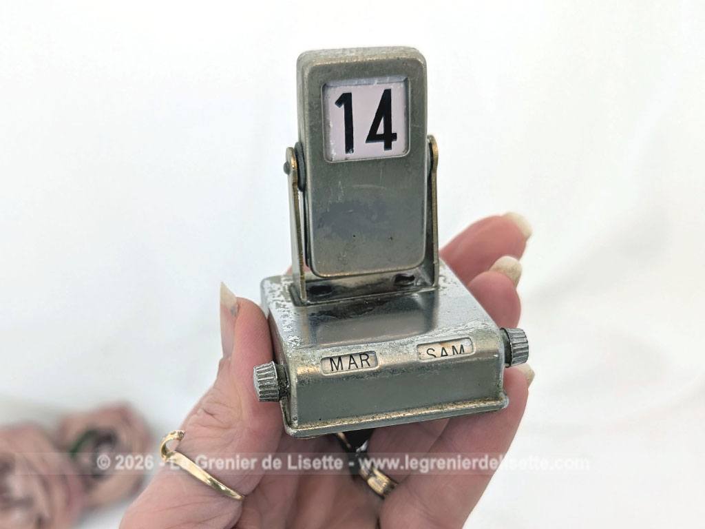 Parfait pour une déco de bureau vintage, voici le fameux calendrier perpétuel qu'on ne change jamais car il suffit de le faite basculer le matin pour changer le jour, et c'est reparti. Il est métal, usé par le temps mais toujours fonctionnel !