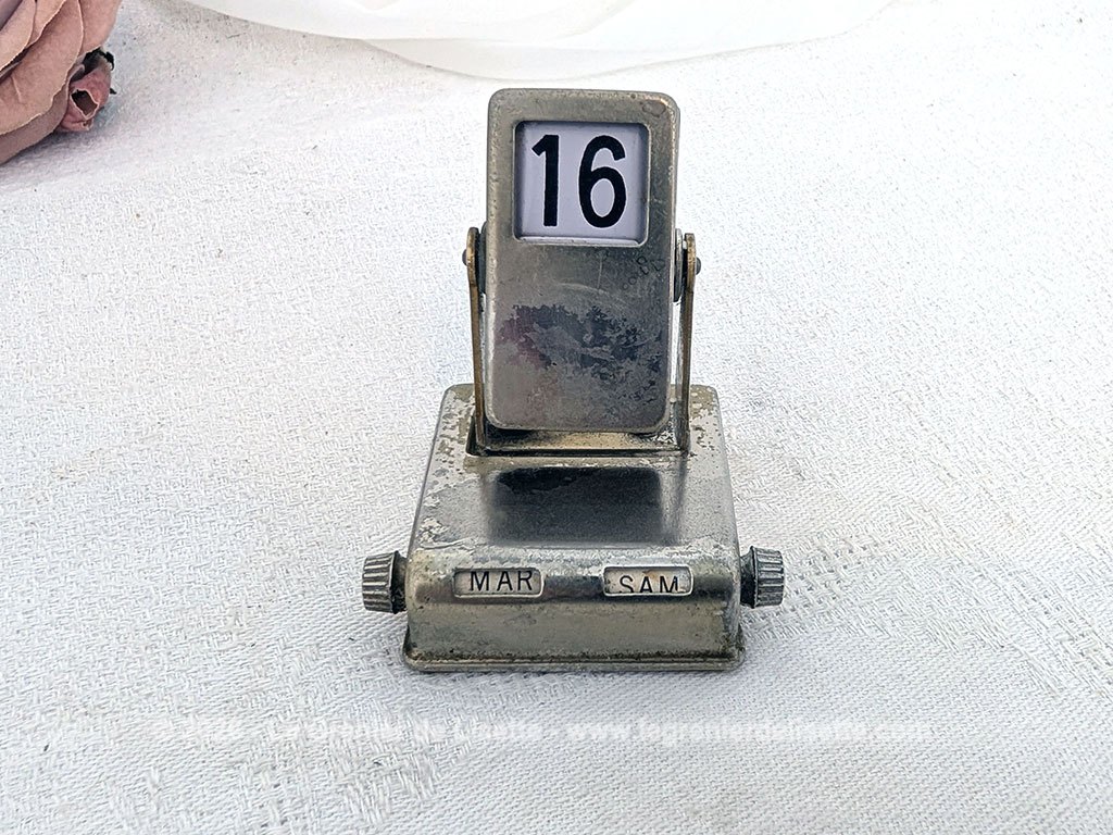 Parfait pour une déco de bureau vintage, voici le fameux calendrier perpétuel qu'on ne change jamais car il suffit de le faite basculer le matin pour changer le jour, et c'est reparti. Il est métal, usé par le temps mais toujours fonctionnel !