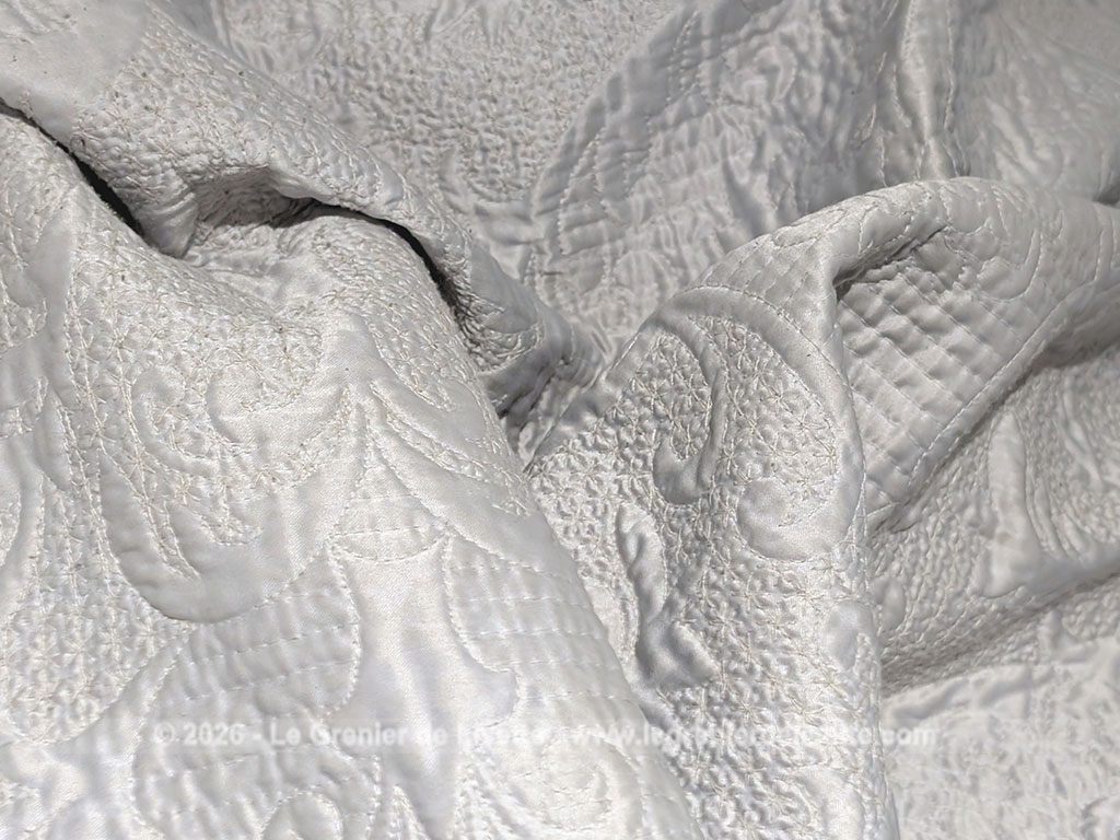 Voici un superbe couvre-lit en boutis matelassé de 230 x 185 cm avec une face unie gris argenté satiné brillant et une autre face moins brillante, de la marque Zara Home. Beaucoup de charme et tendance shabby.