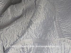 Superbe couvre-lit boutis matelassé satiné gris argenté