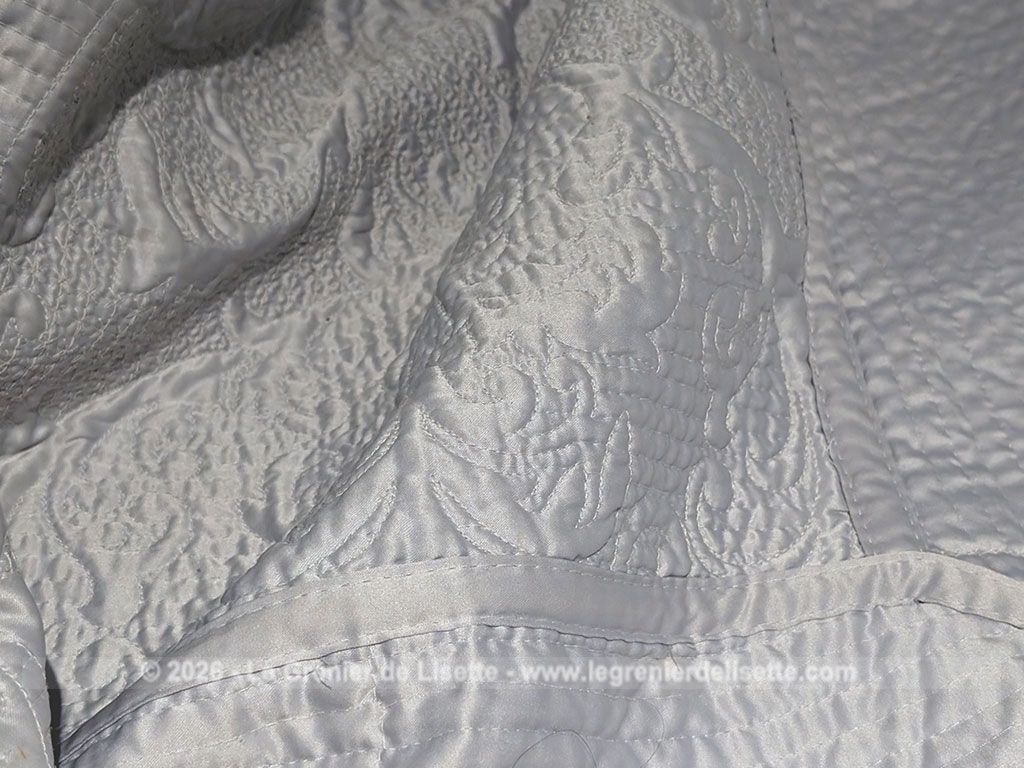 Voici un superbe couvre-lit en boutis matelassé de 230 x 185 cm avec une face unie gris argenté satiné brillant et une autre face moins brillante, de la marque Zara Home. Beaucoup de charme et tendance shabby.