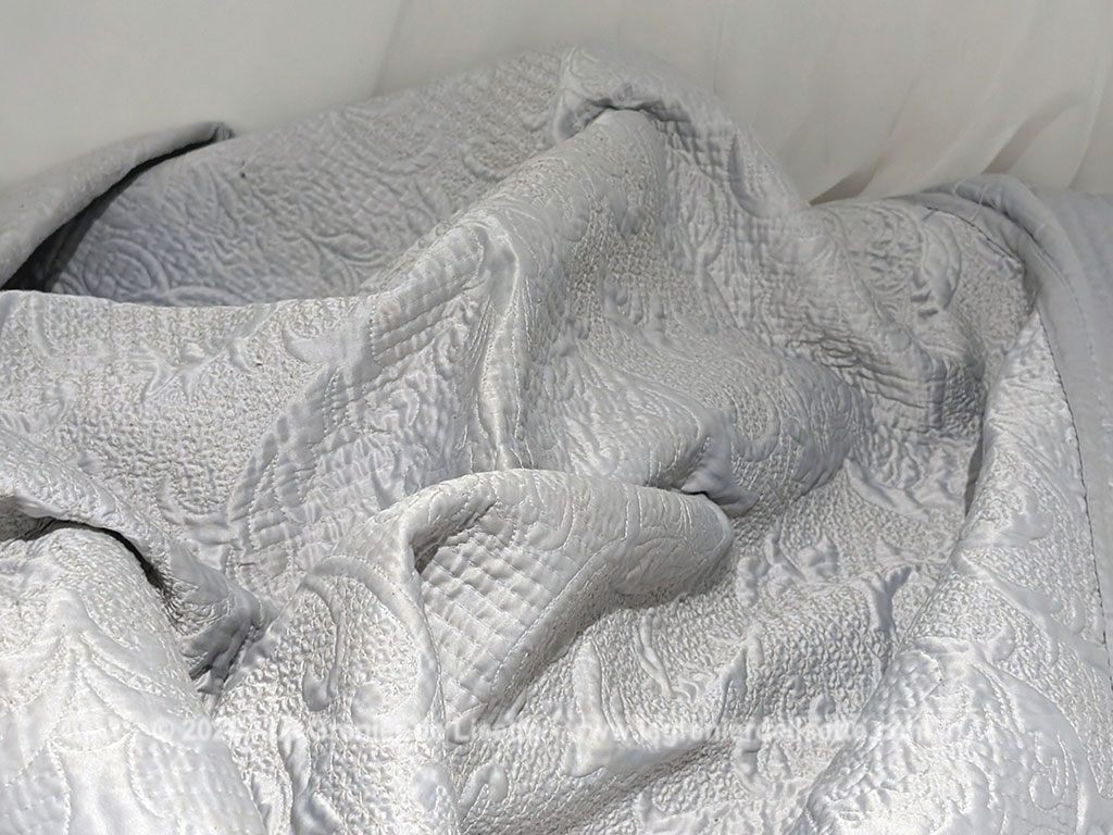 Voici un superbe couvre-lit en boutis matelassé de 230 x 185 cm avec une face unie gris argenté satiné brillant et une autre face moins brillante, de la marque Zara Home. Beaucoup de charme et tendance shabby.