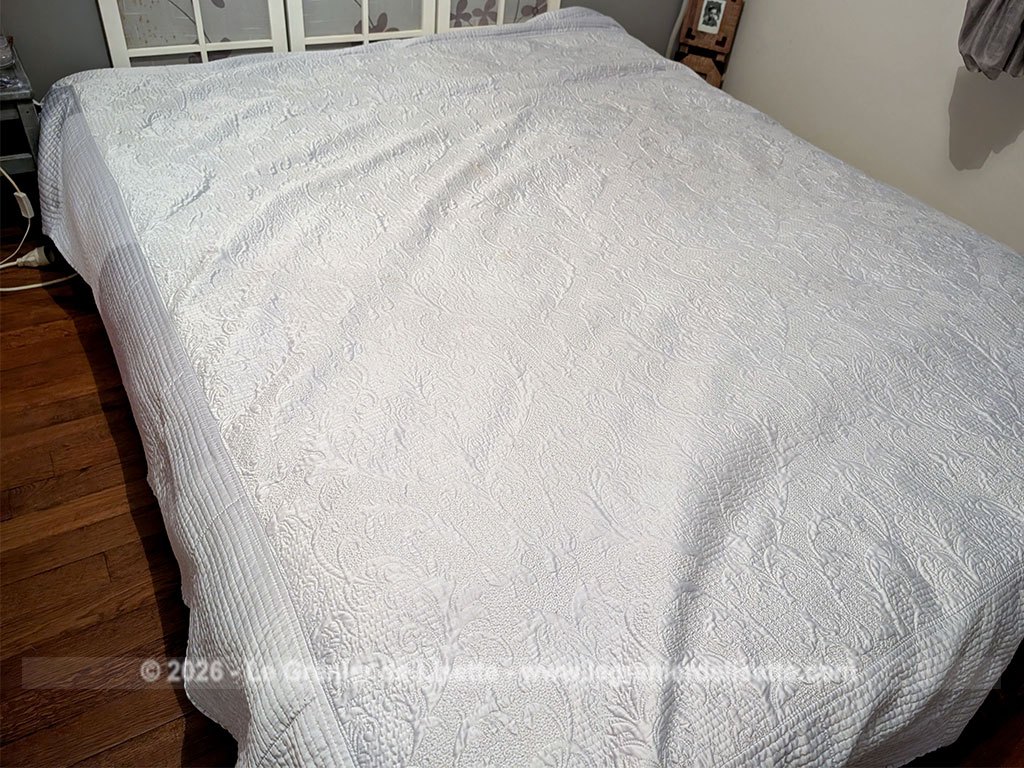 Voici un superbe couvre-lit en boutis matelassé de 230 x 185 cm avec une face unie gris argenté satiné brillant et une autre face moins brillante, de la marque Zara Home. Beaucoup de charme et tendance shabby.