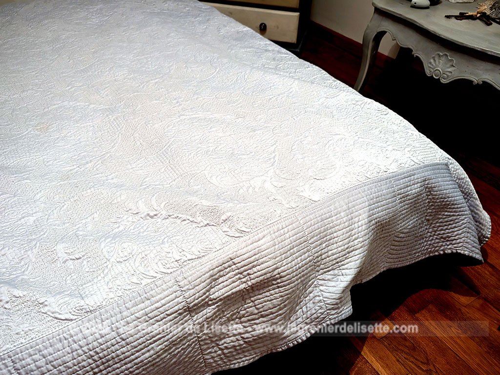 Voici un superbe couvre-lit en boutis matelassé de 230 x 185 cm avec une face unie gris argenté satiné brillant et une autre face moins brillante, de la marque Zara Home. Beaucoup de charme et tendance shabby.