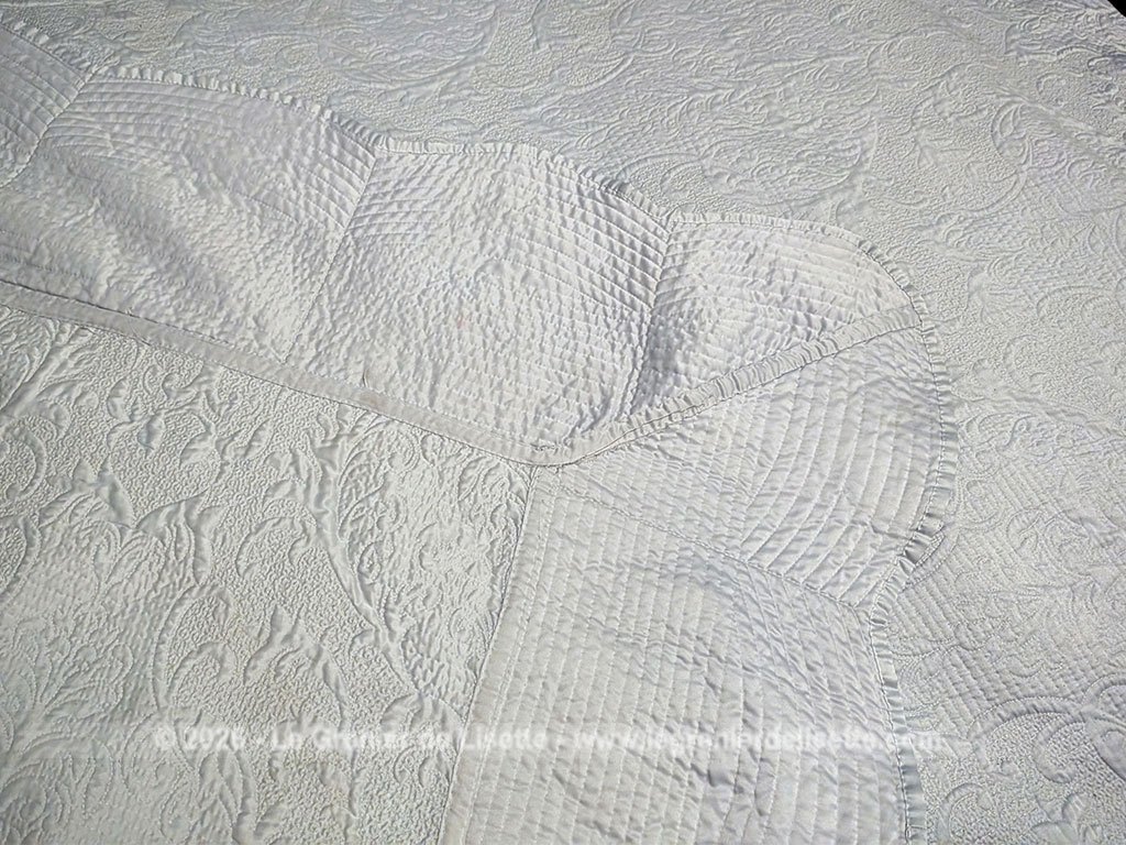 Voici un superbe couvre-lit en boutis matelassé de 230 x 185 cm avec une face unie gris argenté satiné brillant et une autre face moins brillante, de la marque Zara Home. Beaucoup de charme et tendance shabby.