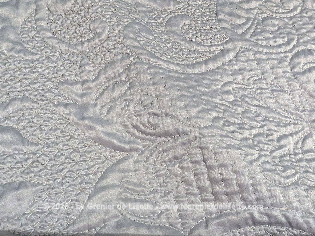 Voici un superbe couvre-lit en boutis matelassé de 230 x 185 cm avec une face unie gris argenté satiné brillant et une autre face moins brillante, de la marque Zara Home. Beaucoup de charme et tendance shabby.