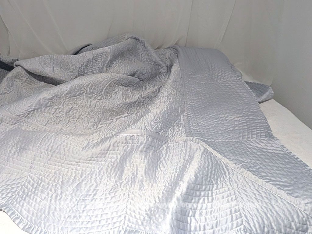 Voici un superbe couvre-lit en boutis matelassé de 230 x 185 cm avec une face unie gris argenté satiné brillant et une autre face moins brillante, de la marque Zara Home. Beaucoup de charme et tendance shabby.