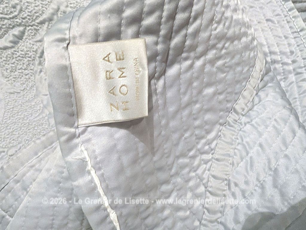 Voici un superbe couvre-lit en boutis matelassé de 230 x 185 cm avec une face unie gris argenté satiné brillant et une autre face moins brillante, de la marque Zara Home. Beaucoup de charme et tendance shabby.