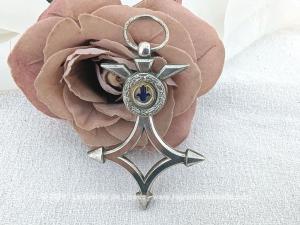 Beau pendentif métal et émail