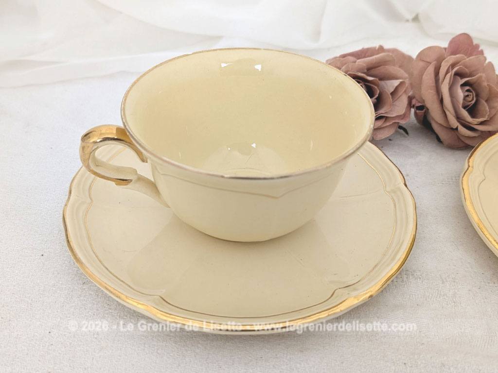 Voici un charmant et vraiment duo de grandes tasses à déjeuner vintage en porcelaine couleur d'un jaune paille très doux avec dorures et reliefs, avec un format généreux parfait pour le chocolat chaud ou le café au lait.