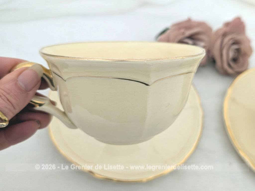 Voici un charmant et vraiment duo de grandes tasses à déjeuner vintage en porcelaine couleur d'un jaune paille très doux avec dorures et reliefs, avec un format généreux parfait pour le chocolat chaud ou le café au lait.