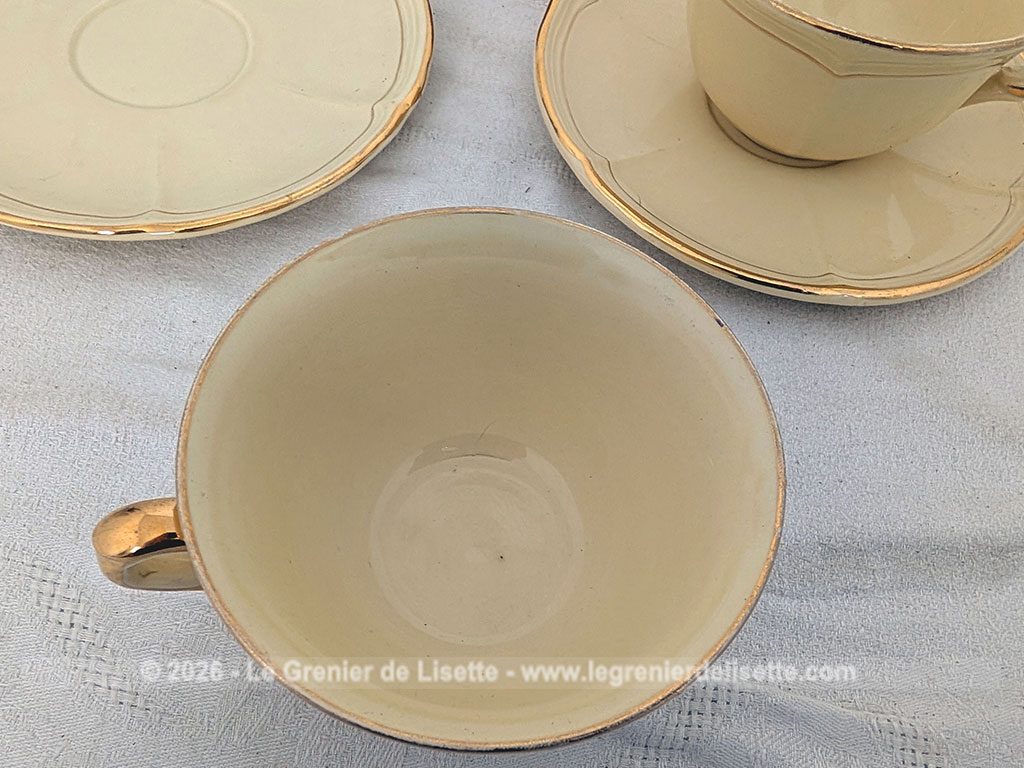 Voici un charmant et vraiment duo de grandes tasses à déjeuner vintage en porcelaine couleur d'un jaune paille très doux avec dorures et reliefs, avec un format généreux parfait pour le chocolat chaud ou le café au lait.