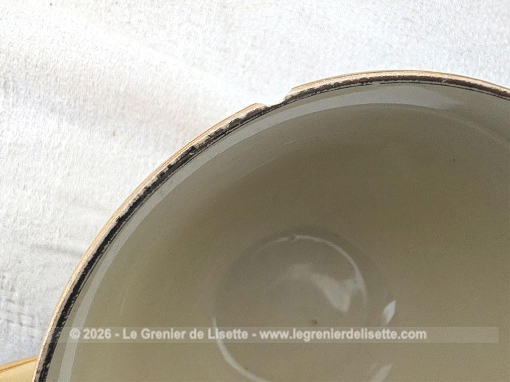Voici un charmant et vraiment duo de grandes tasses à déjeuner vintage en porcelaine couleur d'un jaune paille très doux avec dorures et reliefs, avec un format généreux parfait pour le chocolat chaud ou le café au lait.