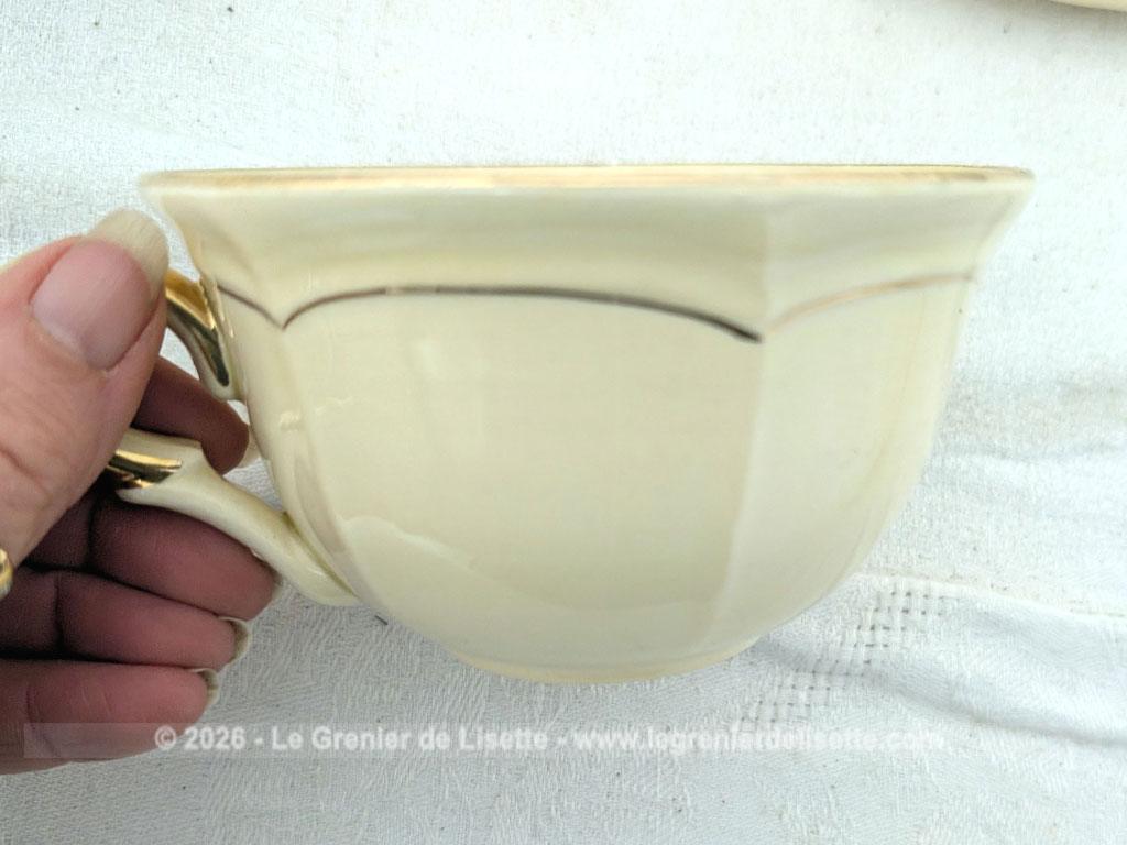 Voici un charmant et vraiment duo de grandes tasses à déjeuner vintage en porcelaine couleur d'un jaune paille très doux avec dorures et reliefs, avec un format généreux parfait pour le chocolat chaud ou le café au lait.