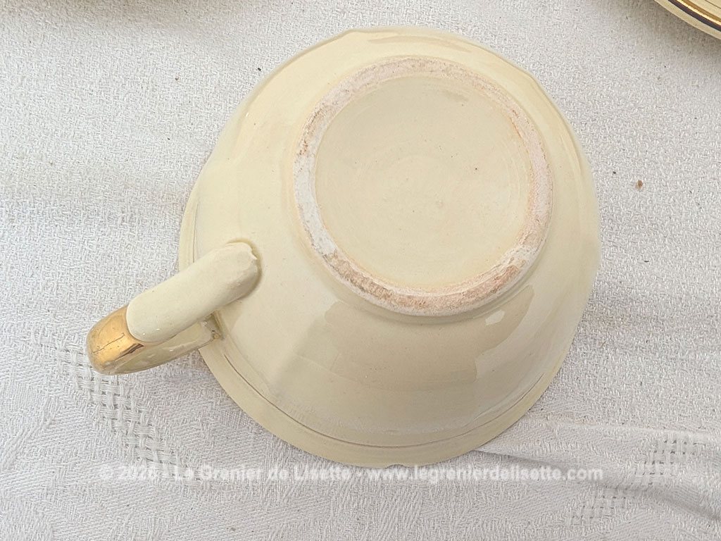 Voici un charmant et vraiment duo de grandes tasses à déjeuner vintage en porcelaine couleur d'un jaune paille très doux avec dorures et reliefs, avec un format généreux parfait pour le chocolat chaud ou le café au lait.