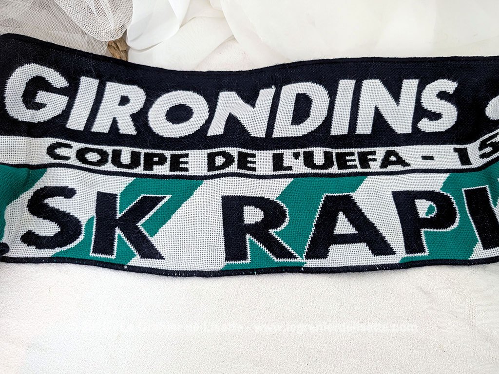 Voici une écharpe collector éditée pour la double confrontation en Coupe de l'UEFA les 15 et 29 septembre 1998 entre les Girondins de Bordeaux et le SK Rapid de Vienne. En très bon état avec ses franges et ses couleurs d'origine.