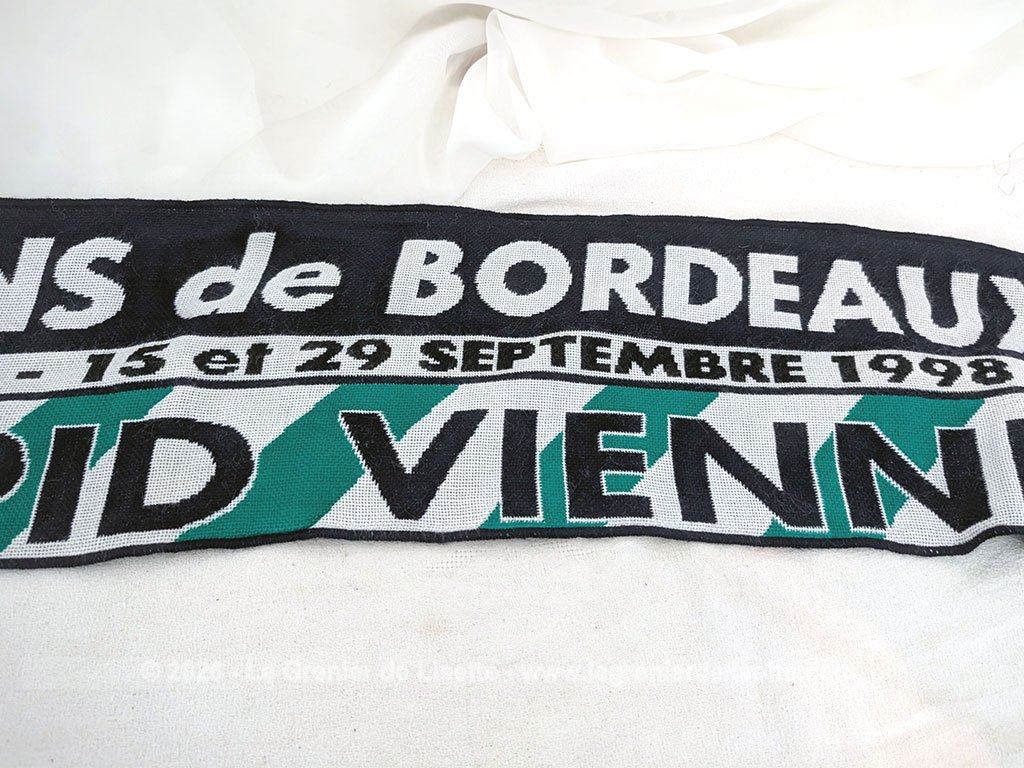 Voici une écharpe collector éditée pour la double confrontation en Coupe de l'UEFA les 15 et 29 septembre 1998 entre les Girondins de Bordeaux et le SK Rapid de Vienne. En très bon état avec ses franges et ses couleurs d'origine.