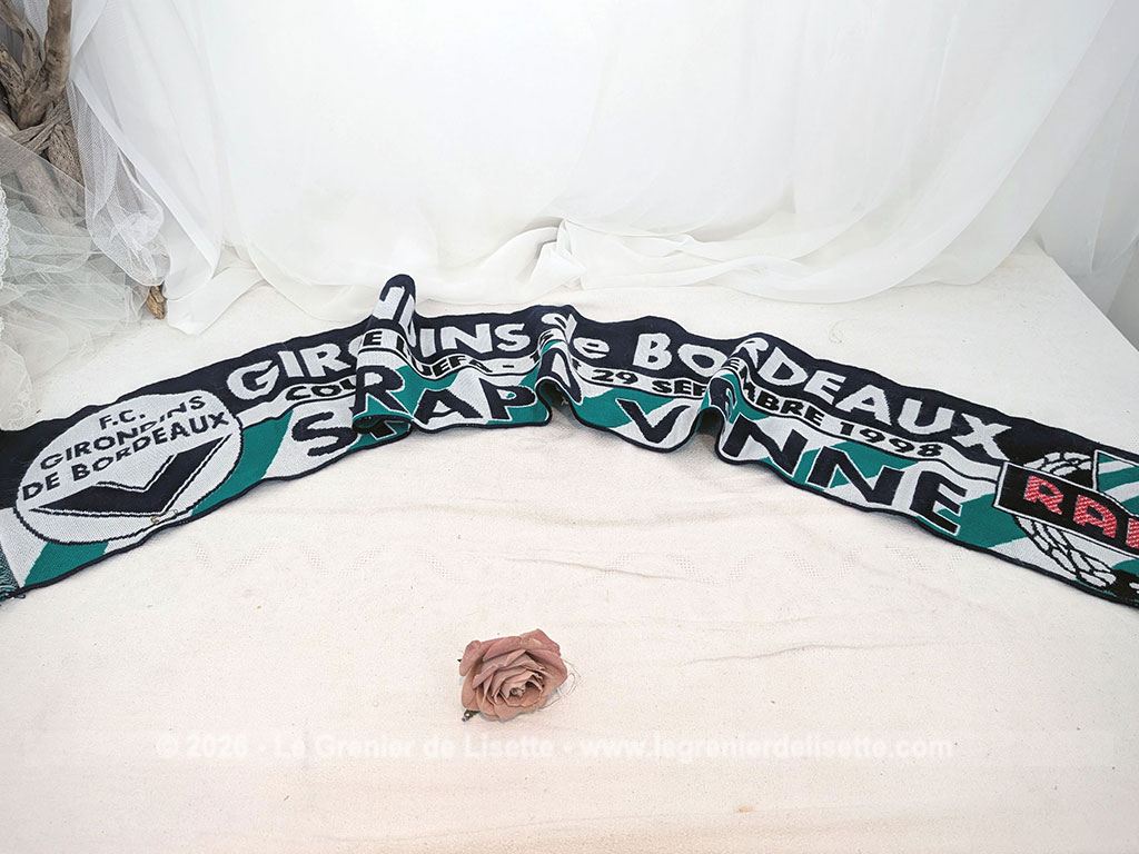 Voici une écharpe collector éditée pour la double confrontation en Coupe de l'UEFA les 15 et 29 septembre 1998 entre les Girondins de Bordeaux et le SK Rapid de Vienne. En très bon état avec ses franges et ses couleurs d'origine.