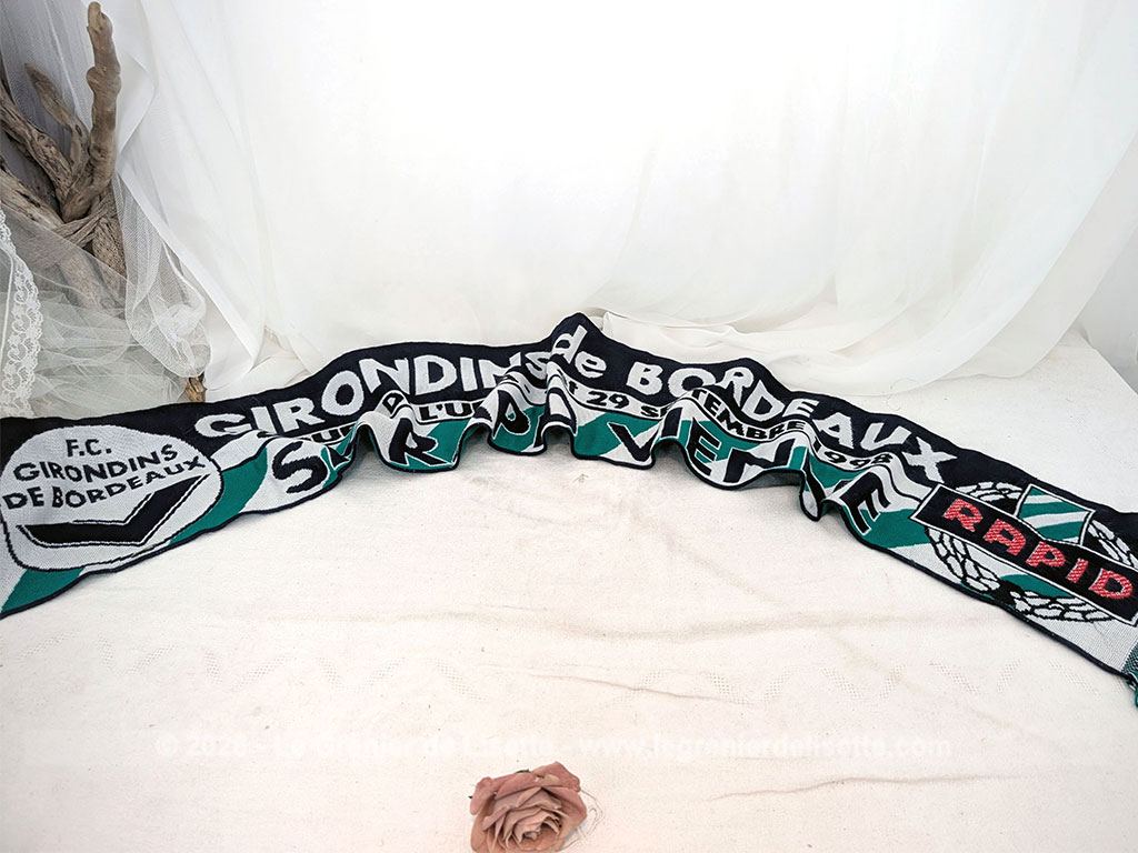 Voici une écharpe collector éditée pour la double confrontation en Coupe de l'UEFA les 15 et 29 septembre 1998 entre les Girondins de Bordeaux et le SK Rapid de Vienne. En très bon état avec ses franges et ses couleurs d'origine.