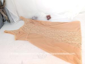 Voici un fond de robe vintage en polyamide  couleur chair avec une coupe mettant en valeur la poitrine par une belle dentelle. Pour une taille 38/40.