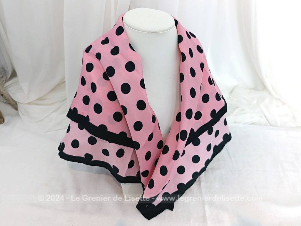 Voici un foulard carré de la marque OPI, de couleur rose à pois noirs pour une allure et un style vintage 50s/60s assurée . En 100% polyester de 68 x 68 cm.