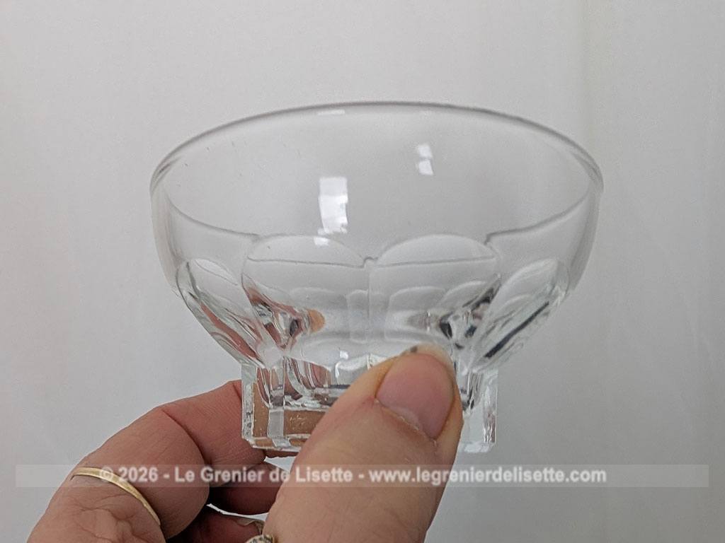 Voici un lot Lot vintage 4 coupelles ou soucoupes publicitaires de la marque