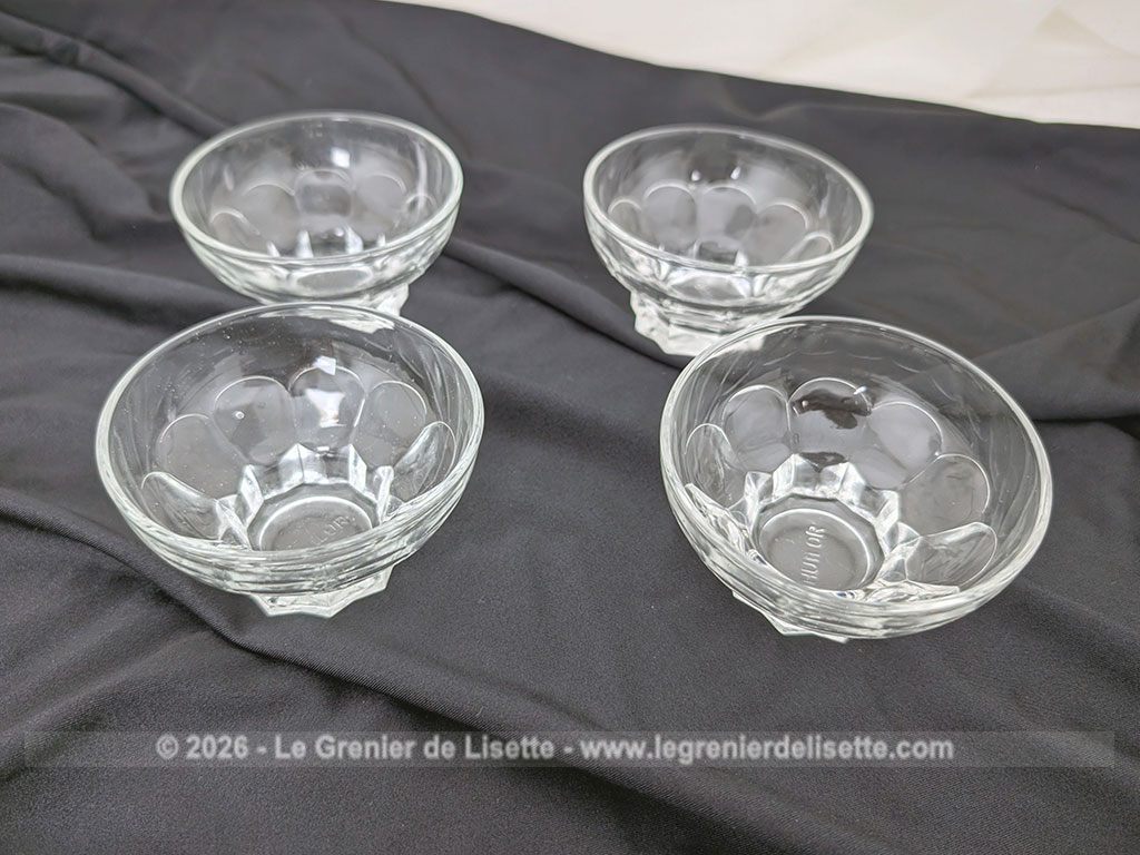 Voici un lot Lot vintage 4 coupelles ou soucoupes publicitaires de la marque