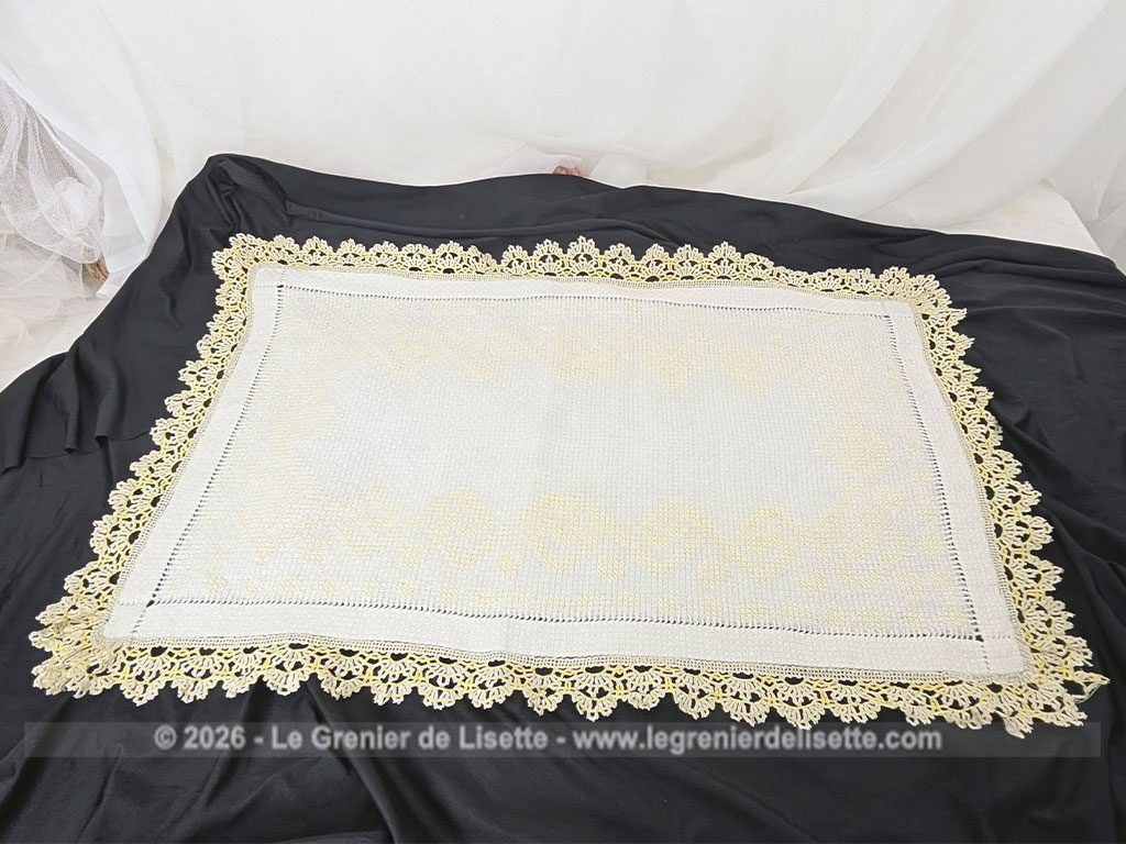 Ancien napperon original brodé de motifs géométriques au point de croix en fil jaune et bordé de dentelle aux fuseaux bicolore. Fait main et pièce unique.