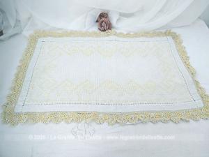 Ancien napperon fait main broderies jaunes et dentelle bicolore