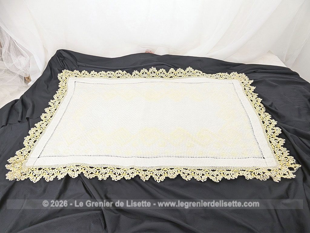 Ancien napperon original brodé de motifs géométriques au point de croix en fil jaune et bordé de dentelle aux fuseaux bicolore. Fait main et pièce unique.