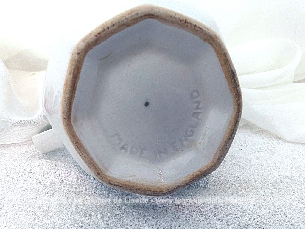 Datant du milieu du siècle dernier, voici un ravissant pot à lait en faïence