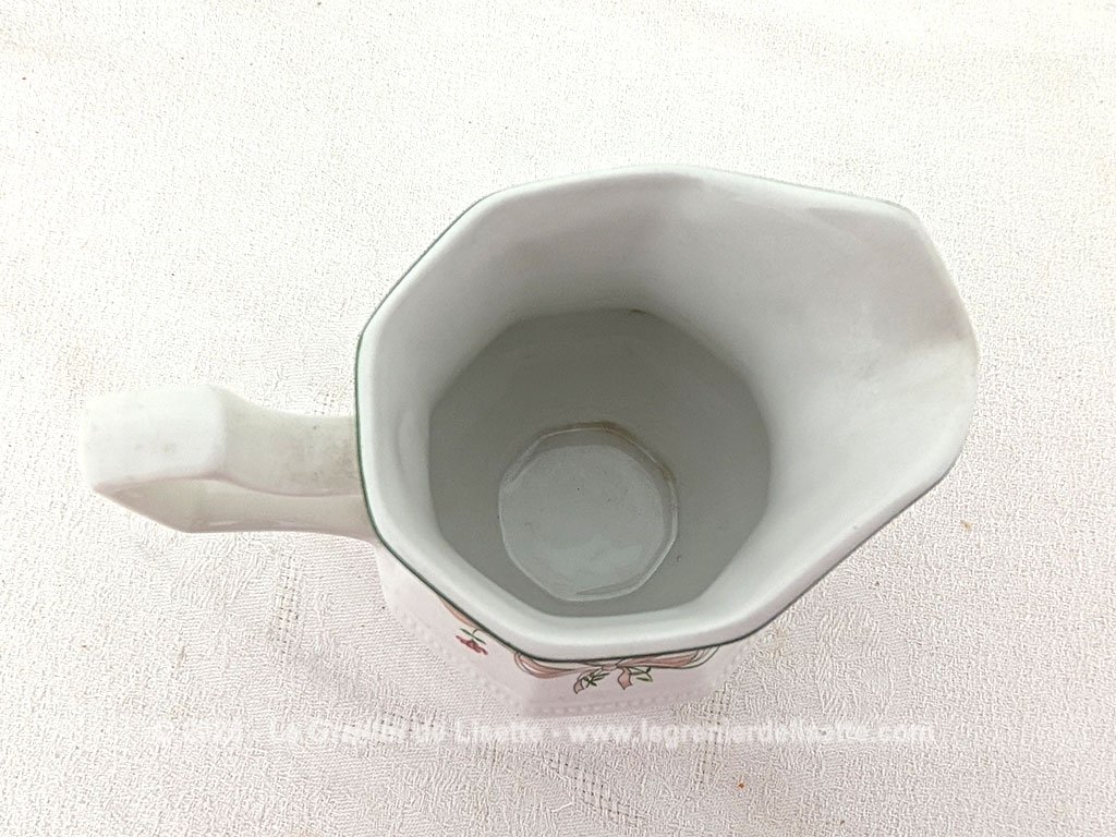 Datant du milieu du siècle dernier, voici un ravissant pot à lait en faïence