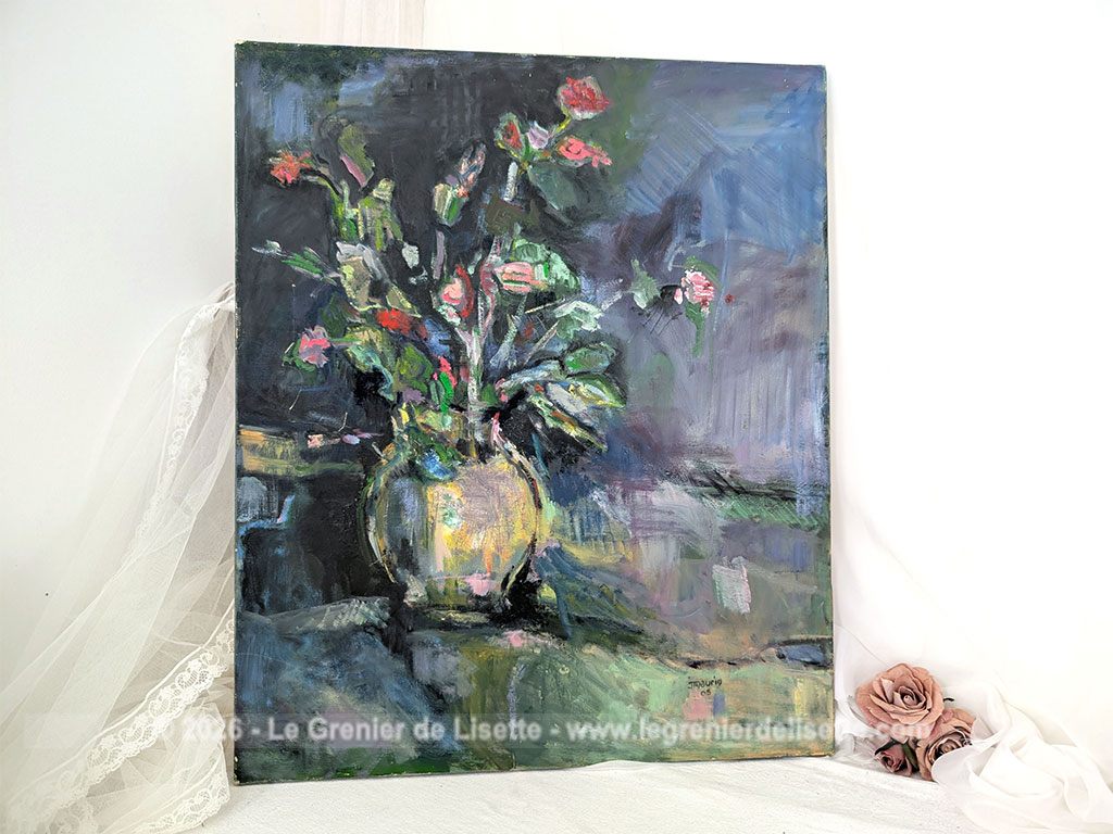 Sur 65 x 54 cm, voici un bien original tableau représentant un bouquet de fleurs peint à l'huile qui capte la lumière avec une force incroyable. Signée J. Maurin et datée de 2005. Pièce unique.