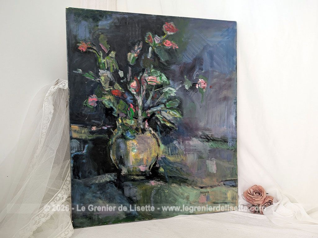 Sur 65 x 54 cm, voici un bien original tableau représentant un bouquet de fleurs peint à l'huile qui capte la lumière avec une force incroyable. Signée J. Maurin et datée de 2005. Pièce unique.