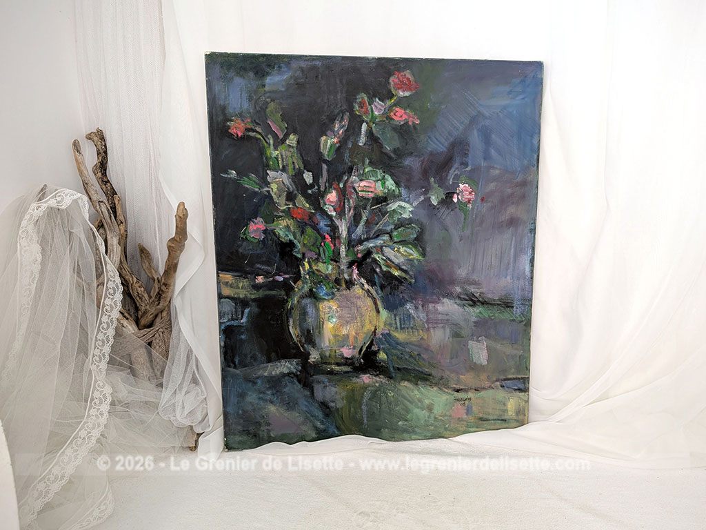 Sur 65 x 54 cm, voici un bien original tableau représentant un bouquet de fleurs peint à l'huile qui capte la lumière avec une force incroyable. Signée J. Maurin et datée de 2005. Pièce unique.