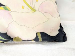 Coussin soie peinte main Lys Blancs signé