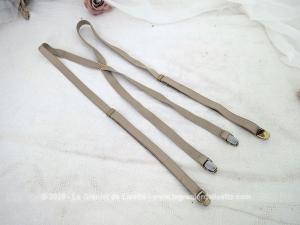 Voici une paire de bretelles vintage mixte de couleur beige taupe aux pinces métalliques dorées  avec une belle patine d'usage et des sangles élastiques réglables d'une largeur fine de 1.5 cm , convenant aussi bien aux hommes qu'aux femmes. Accessoire rétro et vintage ! 