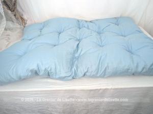 Adorable petit édredon vintage bleu ciel plumes et duvet