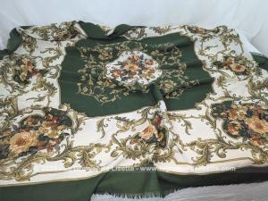 Elégant grand foulard italien motifs baroques et fleurs